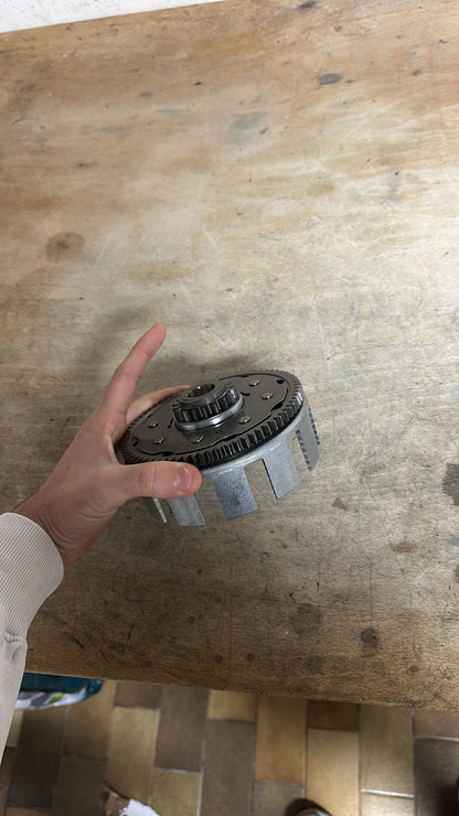 ingranaggio intermedio + cestello frizione